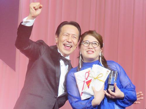 橋本ゆりかプラチナ総販社（写真右）がダブル受賞